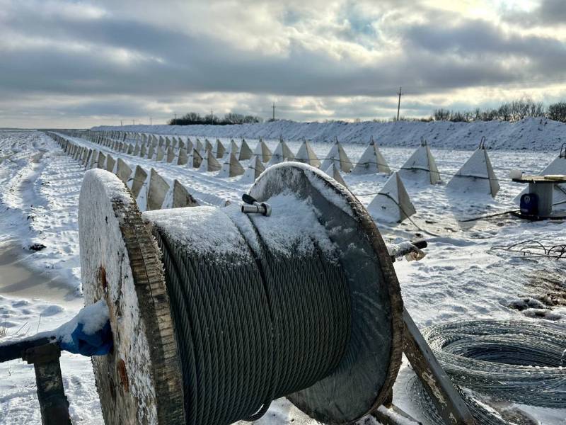 Tranchées profondes et barbelés : dans la région de Belgorod, la construction de la ligne de sécurité est en cours