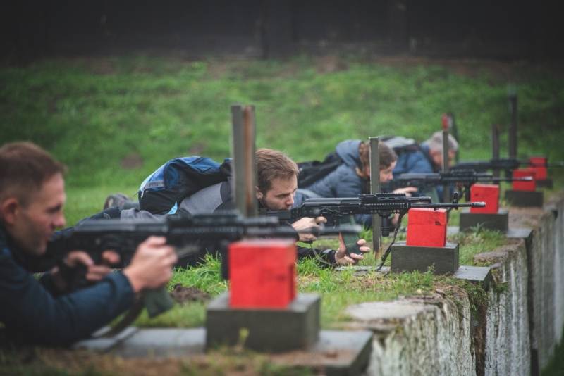 La población de Polonia se prepara intensamente para la guerra con Rusia.