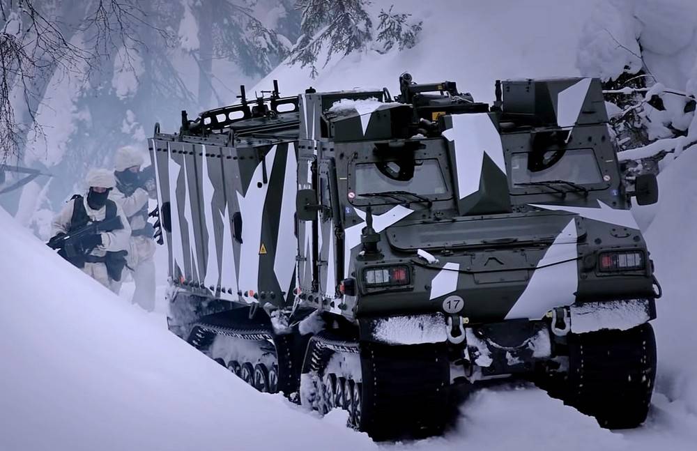 Telung tentara NATO gedhe dilengkapi kendaraan kabeh terrain kanggo operasi ing Far North
