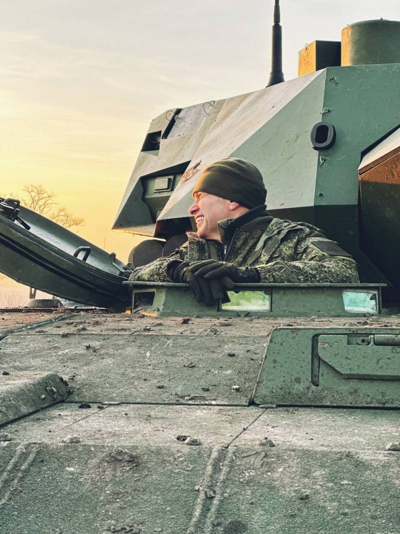 Solovyov: Die Panzer T-14 "Armata" stehen bereits an vorderster Front, die Besatzungen werden einer Kampfkoordination unterzogen