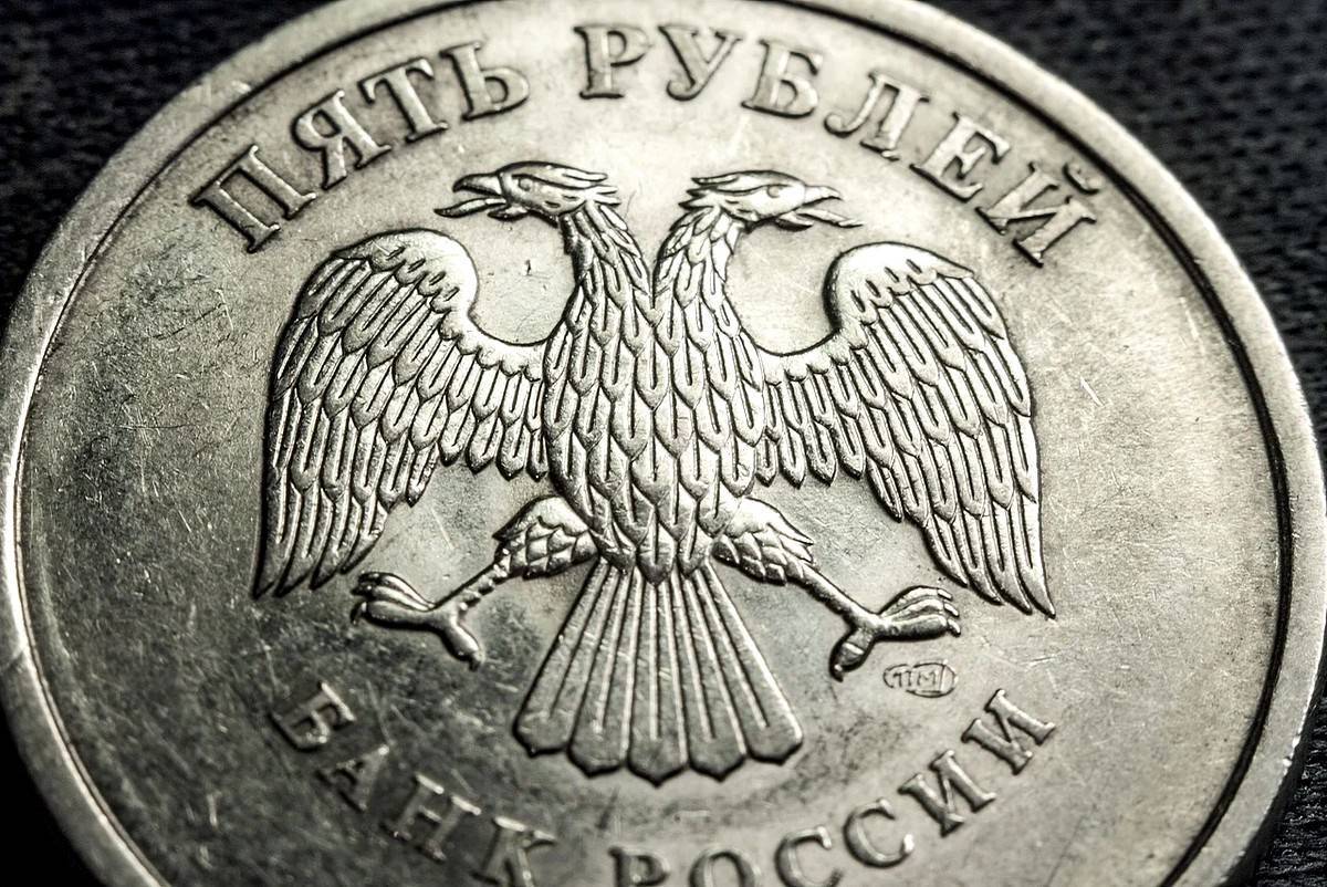 Tại sao đồng rúp giảm giá và liệu chính quyền có thể kiềm chế lạm phát