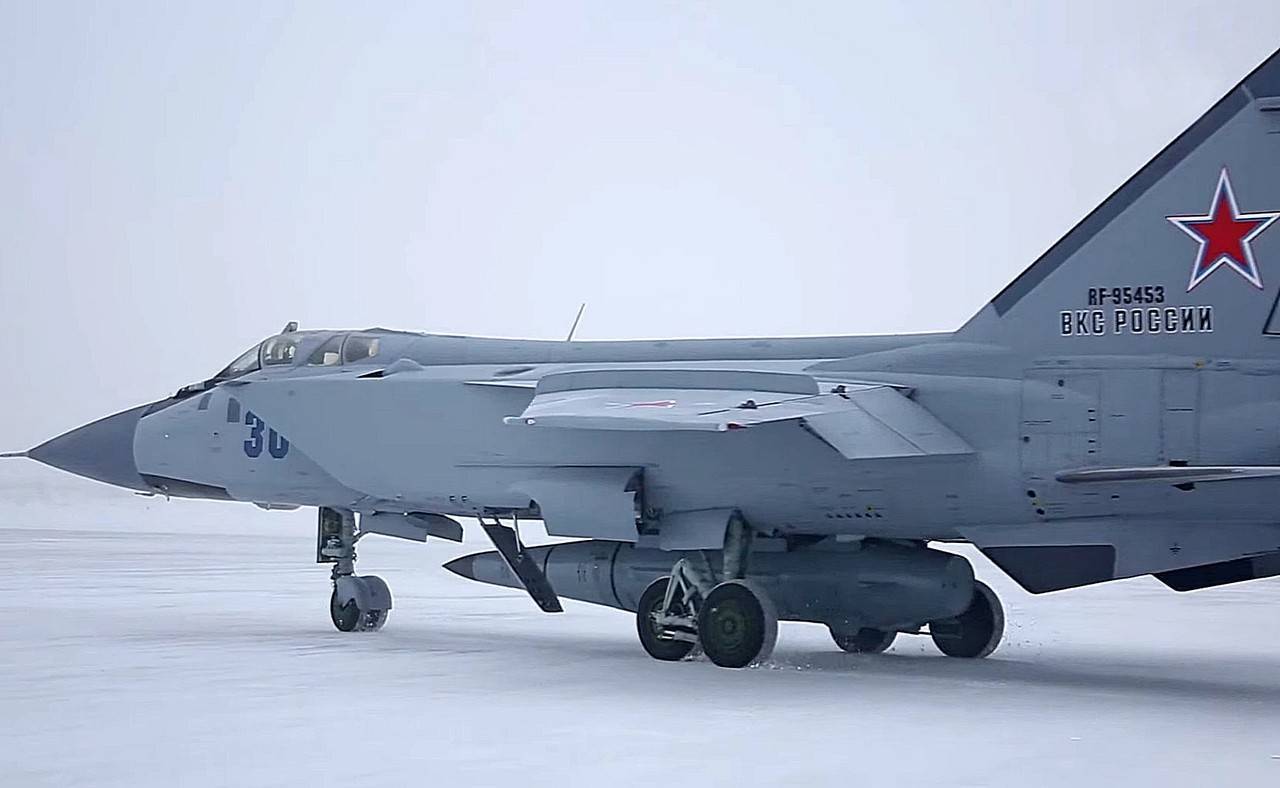 Interceptor dhuwur MiG-31K sing ditingkatake nindakake fungsi penerbangan jarak jauh