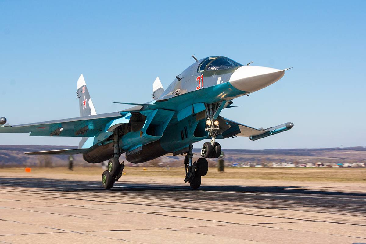 Telung pesawat pengebom Su-34M dipasrahake menyang Angkatan Udara Rusia