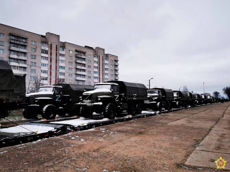 Escalones con equipo militar ruso llegan a Bielorrusia