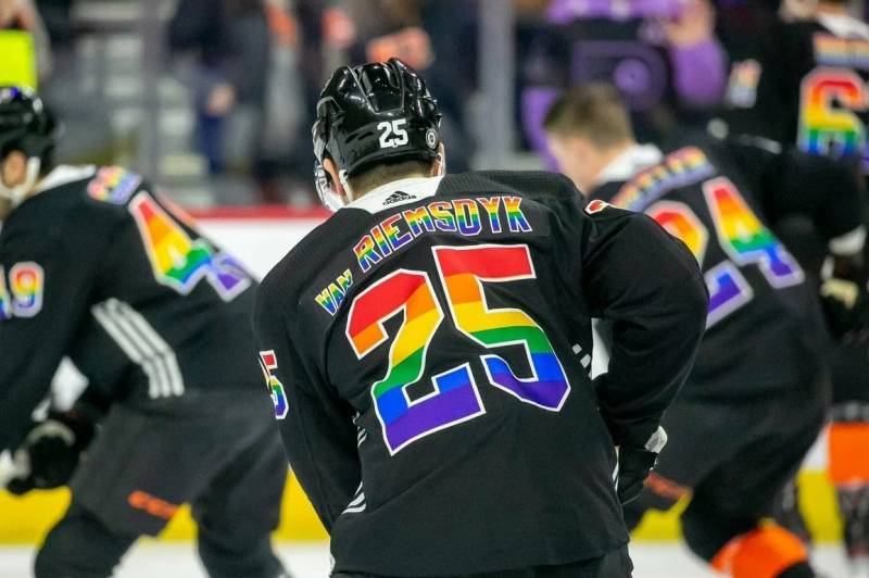 Pamuter hoki Rusia "Philadelphia" boikot keputusan klub kasebut nganggo seragam kanthi simbol LGBT