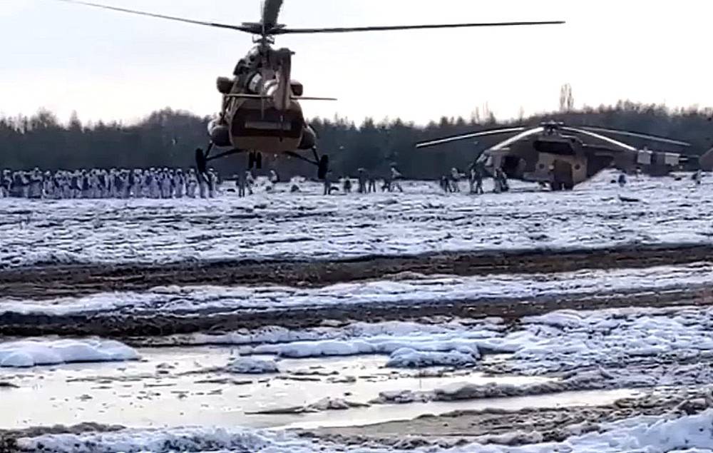 Ukrayna Silahlı Kuvvetlerinin "Afgan" Mi-17'lerle iniş operasyonunun hazırlık görüntüleri Web'de çıktı