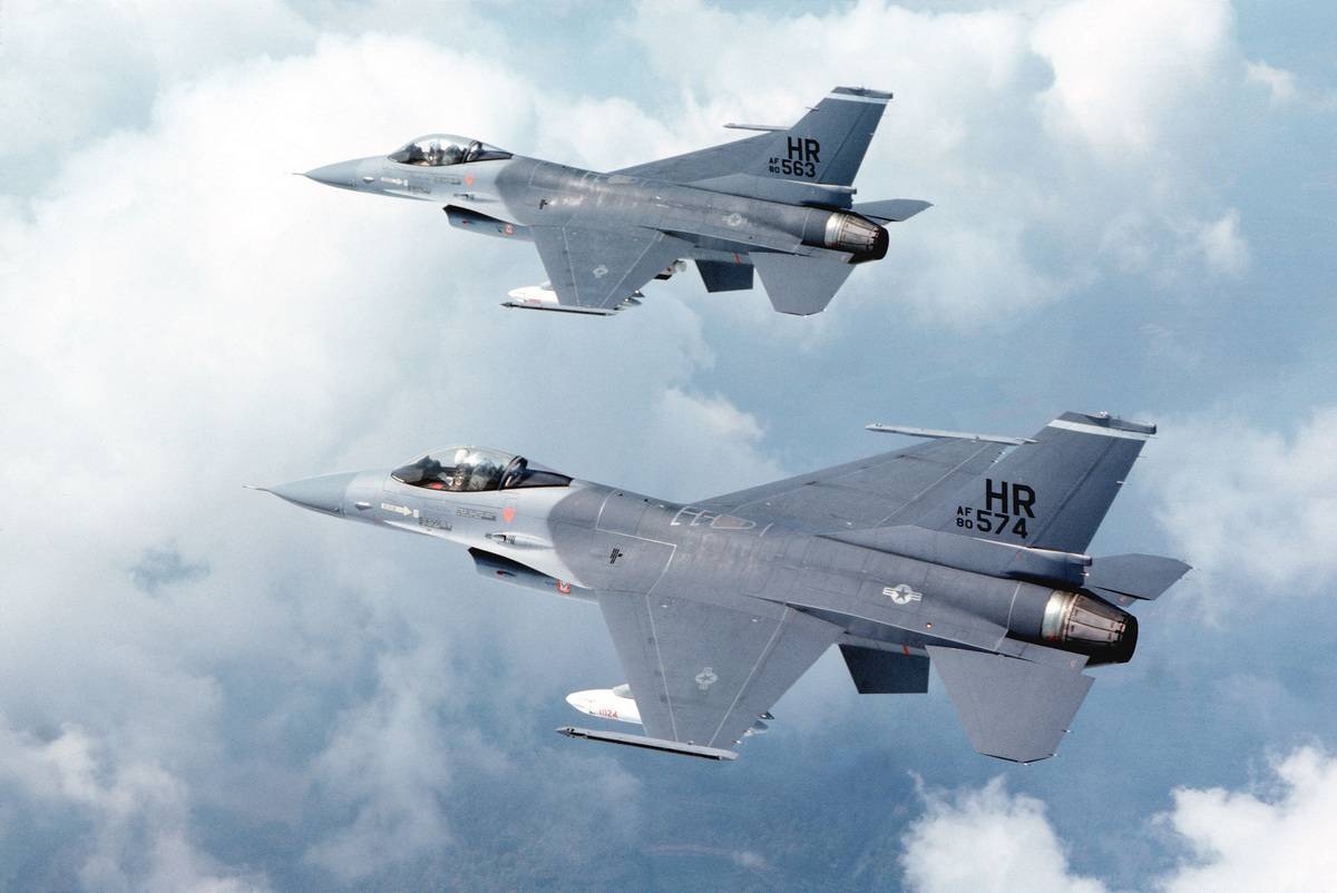Hollanda, Ukrayna'ya F-16 savaş uçakları sağlama olasılığını değerlendirecek