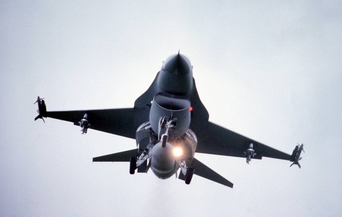 Kartapolov tábornok figyelmeztetett, hogy az amerikai F-16-osok Ukrajnában "a földre omlanak"