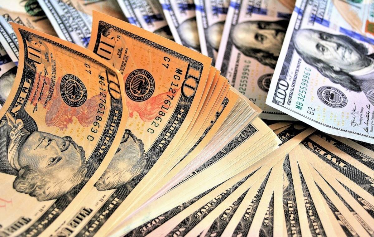 Bloomberg: A dollár minden versenyzőt legyőz a világtrónjára