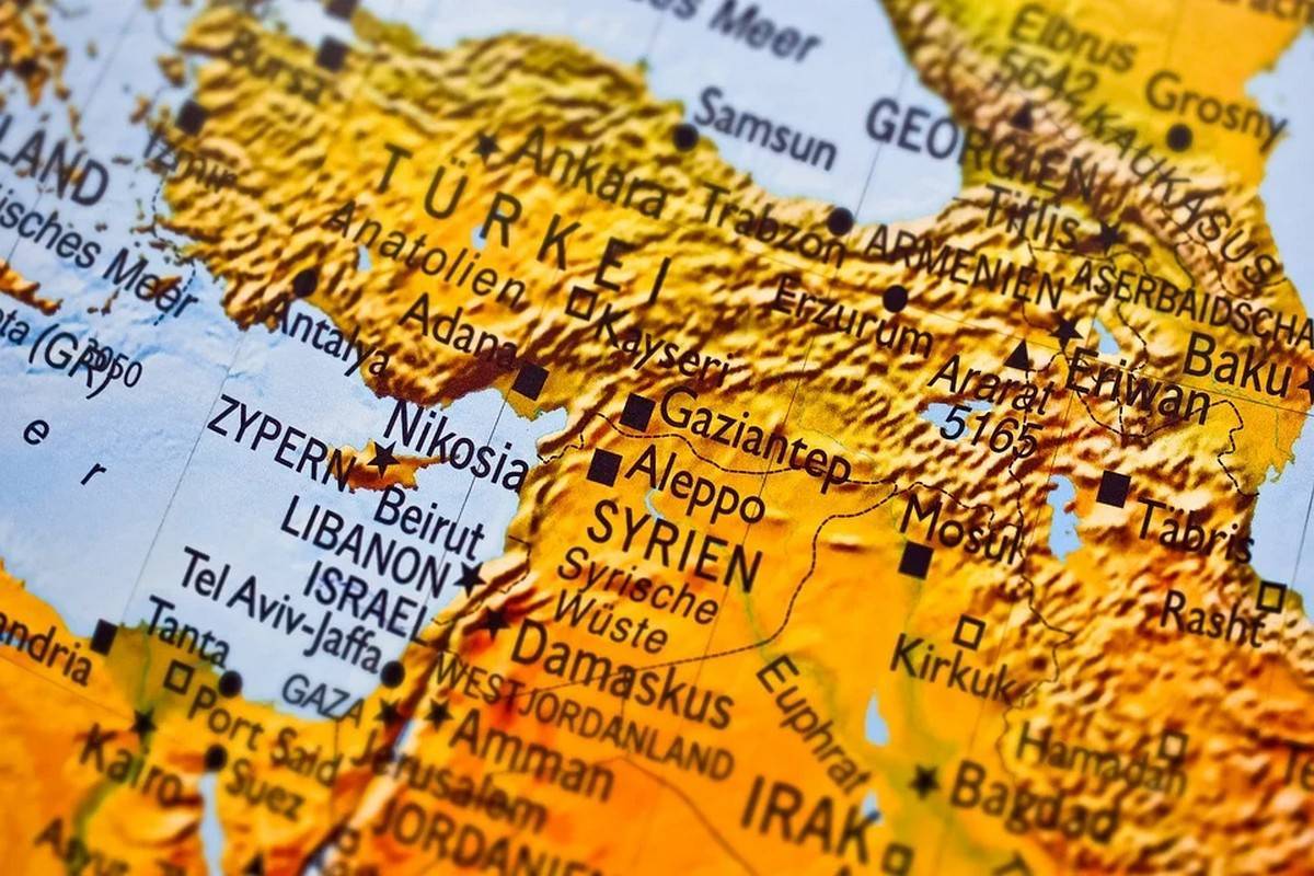 IRGC konvoyu, Suriye-Irak sınırında kimliği belirsiz uçakların hava saldırısıyla vuruldu