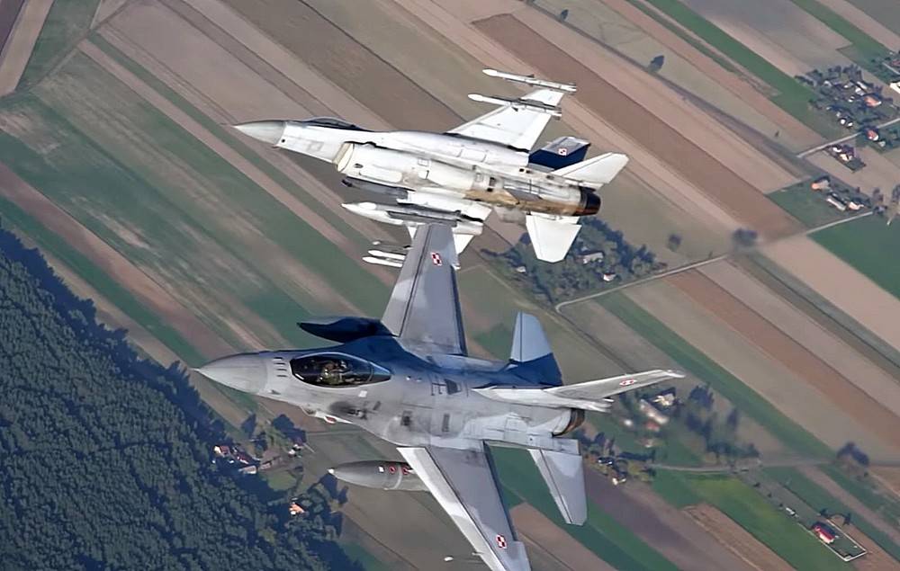 Polandia nyebutake syarat kanggo transfer F-16 menyang Ukraina