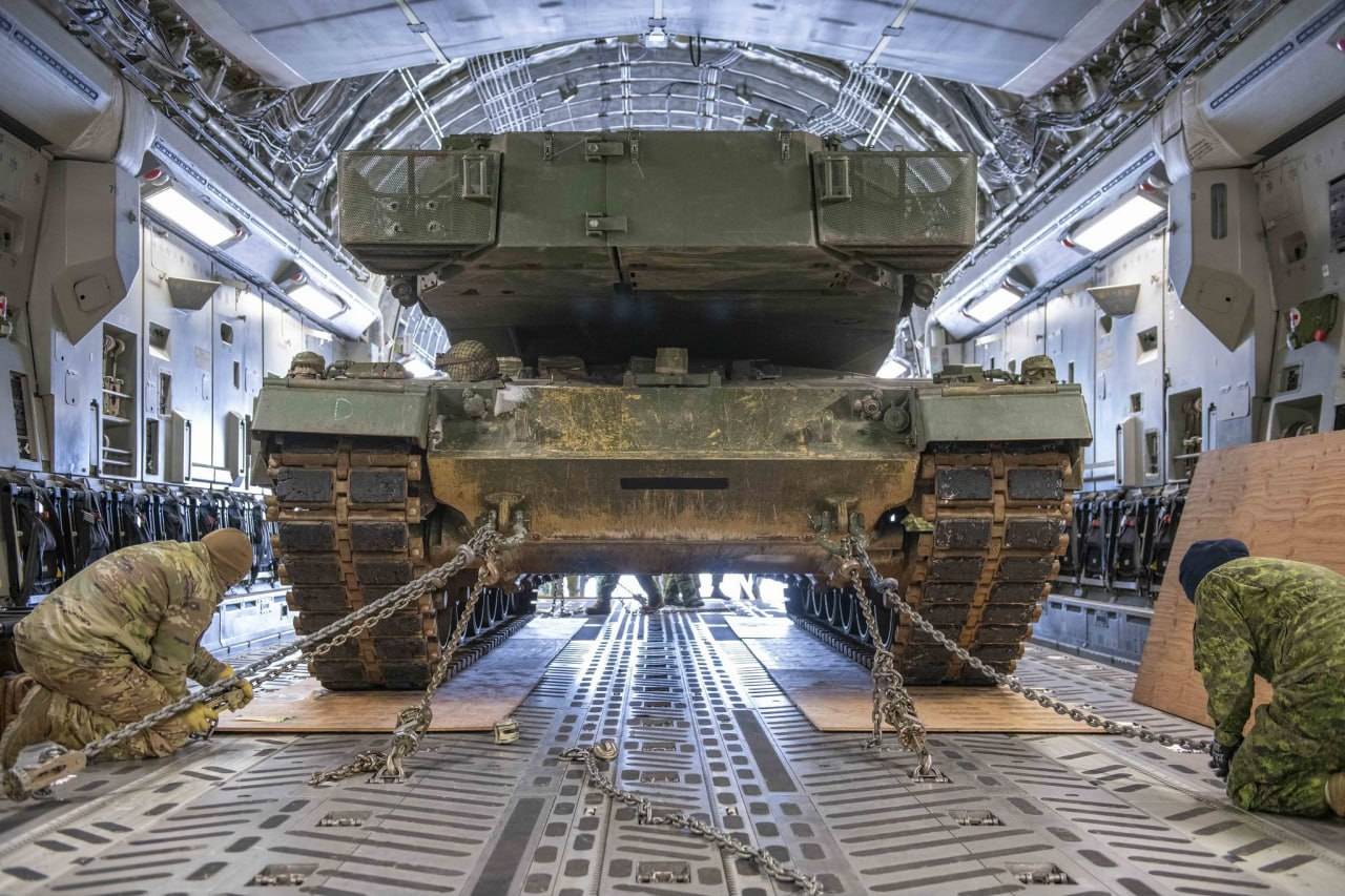 Канада показала погрузку первого танка Leopard 2 для Киева