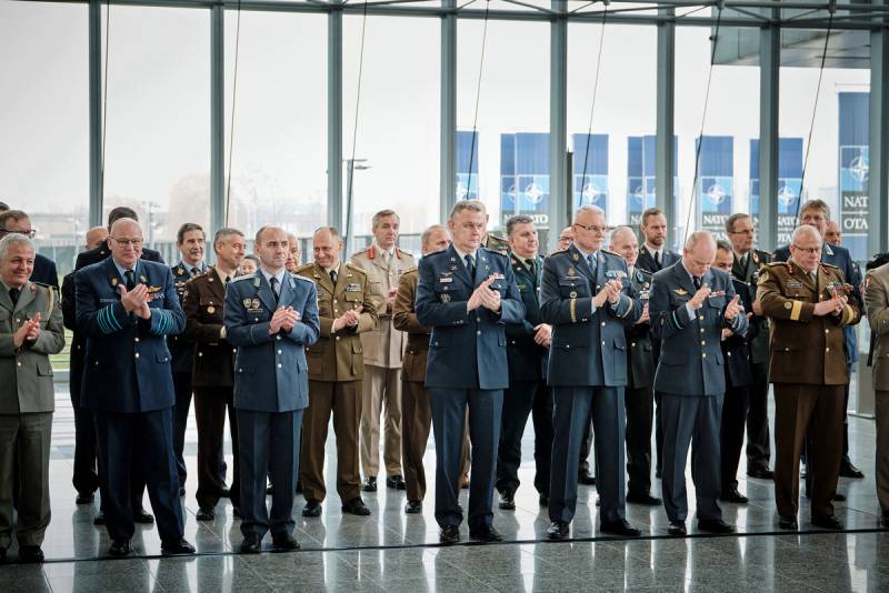 Обозреватели Politico: НАТО – неуклюжее сборище ссорящихся наций