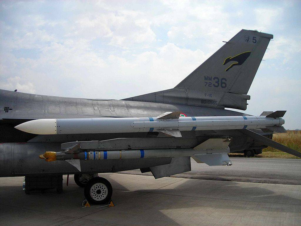 En los Estados Unidos, están tratando de equipar los MiG soviéticos para Ucrania con misiles AIM-120.