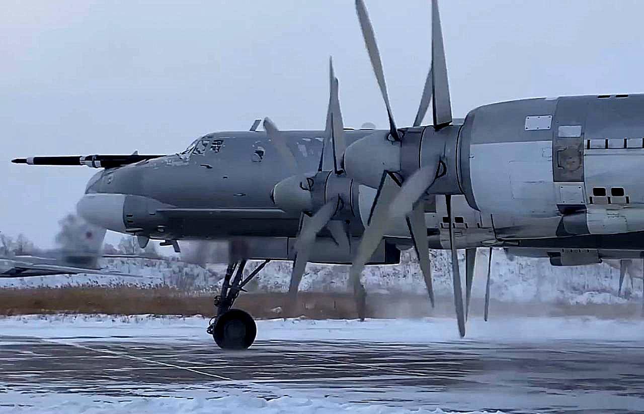 Взрывы в Сумской области и ДНР: противник заявляет о работе российских Ту-95МС