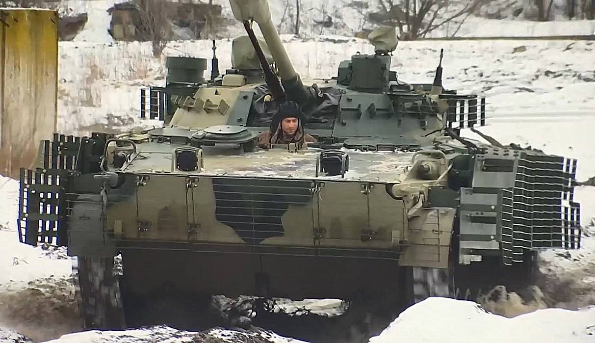 BMP-3 com um conjunto de proteção adicional de fábrica localizado na zona NVO