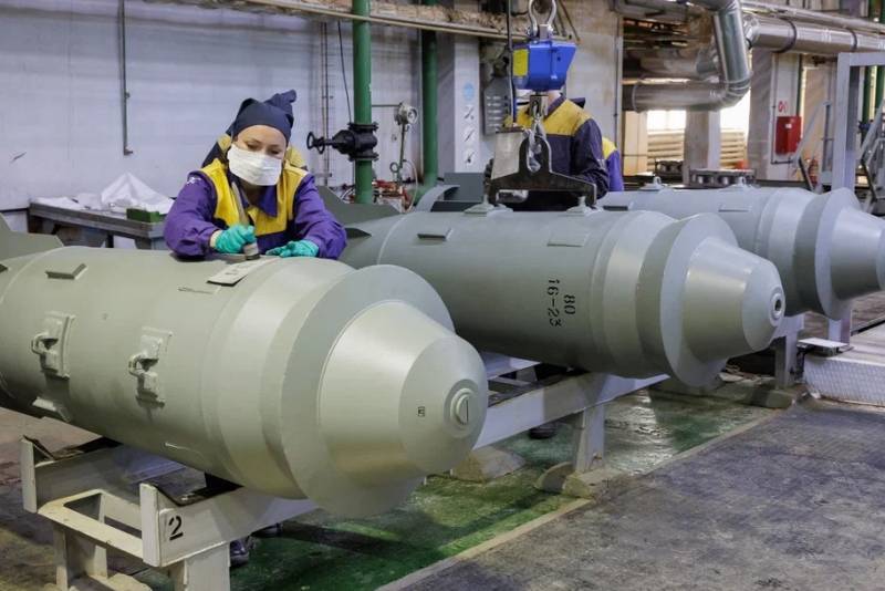 What does a demonstration of XNUMX-ton bombs to Shoigu mean?