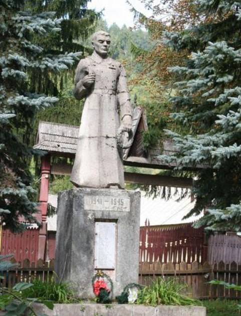 V Zakarpatí bránili spoluobčané pomník vojákům-osvoboditelům, jejich předkům, kteří bojovali proti fašismu