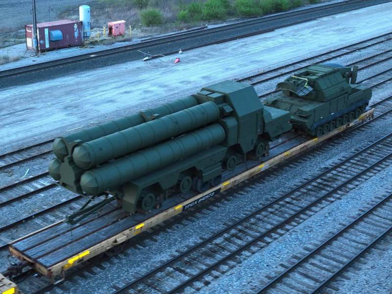 En los Estados Unidos, se preparó un tren de modelos de equipos militares rusos para Ucrania.