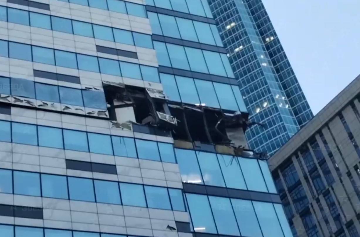 Нападение комплекс. Москва Сити здания. Атака на Москва Сити. Москва Сити дрон. Остекление в несколько этажей высотки.