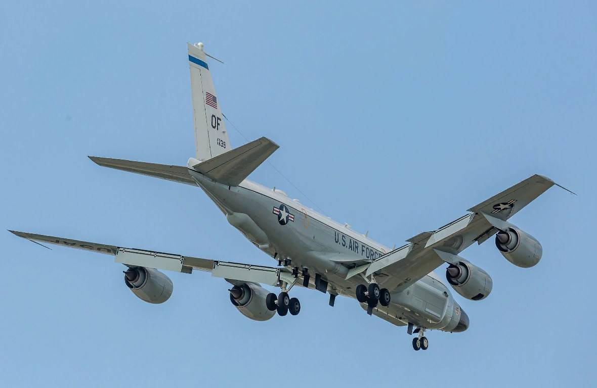 Молния попала в самолет разведчик нато. RC-135w Rivet Joint. RC-135 Rivet Joint. RC-135. Самолеты разведчики НАТО.