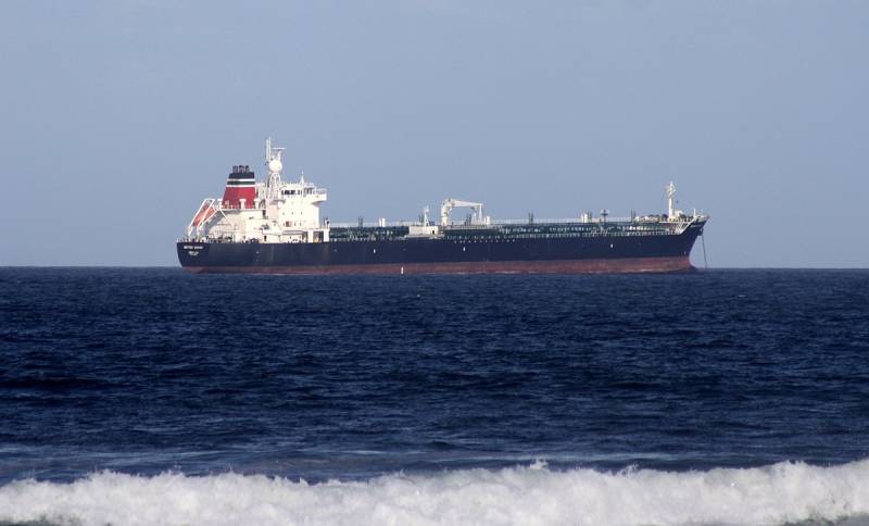 Компании отказываются страховать суда Великобритании и США от военных рисков в Красном море