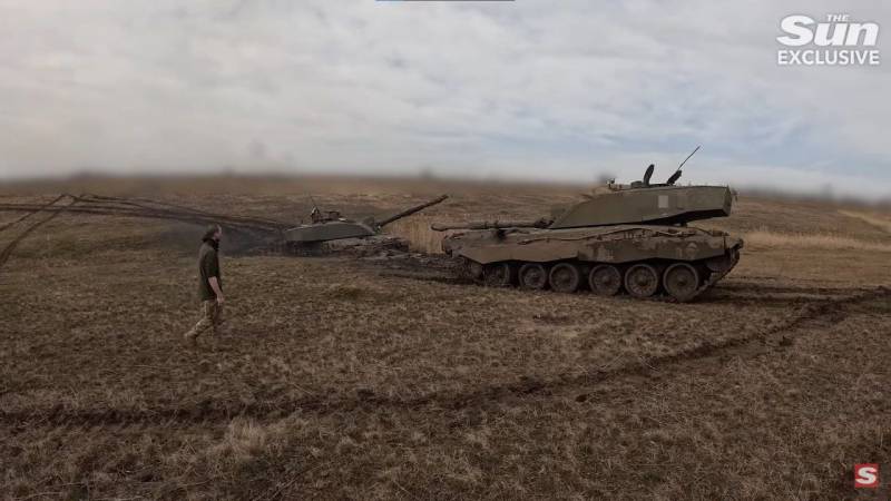 Украинские военные продемонстрировали британским журналистам застрявшие танки Challenger