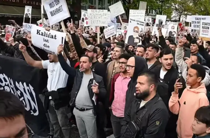 Мусульмане в Гамбурге вышли на демонстрацию с требованием создания халифата в Германии