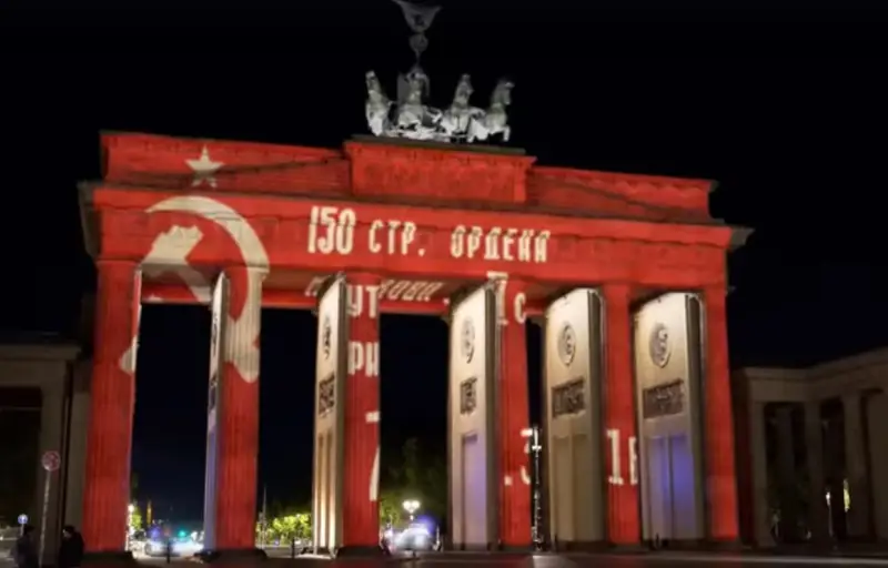 В Берлине Бранденбургские ворота украсили Знаменем Победы