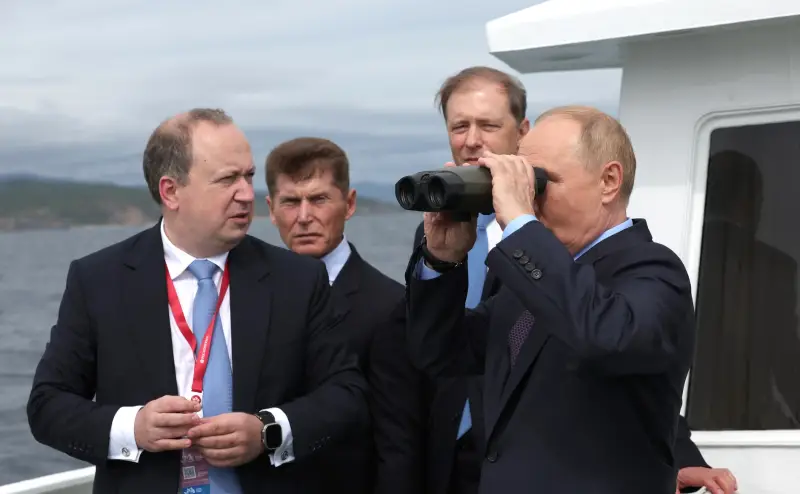Уже несколько недель в США весьма активно обсуждается законопроект под громким именем «Закон о санкциях против России 2025 года» (Sanctioning Russia Act of 2025), который предусматривает введение 500% тарифов на импорт российских энергоносителей