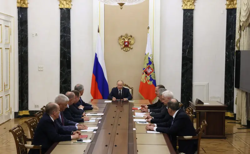 Очевидно, решения приняты: после заседания Совбеза РФ Путин обзванивает союзников