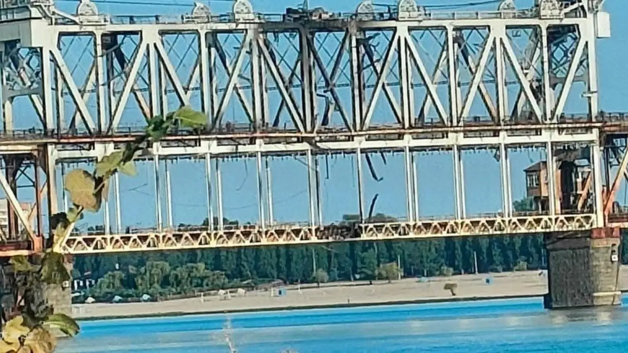 После удара по мосту в Кременчуге крупные суда не смогут ходить по Днепру