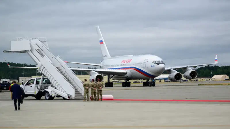 "Без шансов на вылет в РФ": эксперт недоумевает, как Путин согласился лететь на Аляску