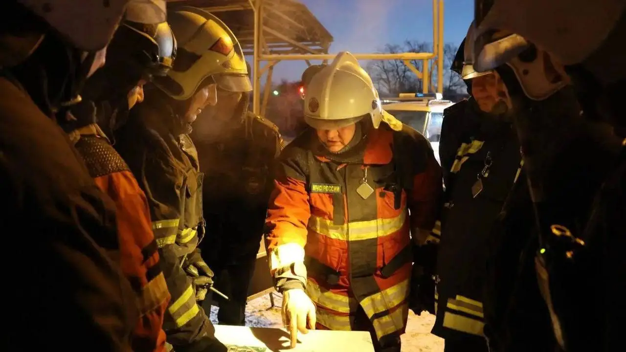 Для тушения пожара на нефтебазе в Пензе задействовали 150 огнеборцев и даже поезда