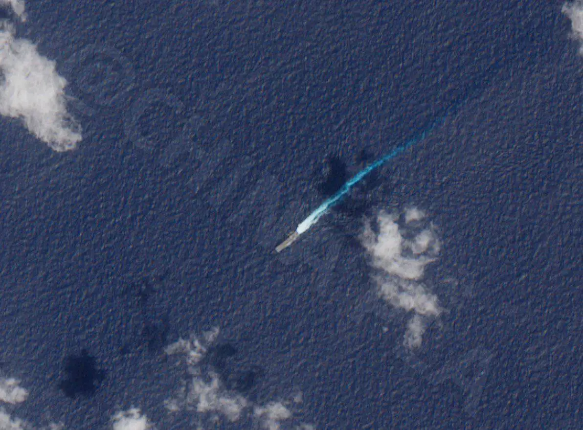 Американский десантный корабль «Триполи» мчится на всех парах к Ирану