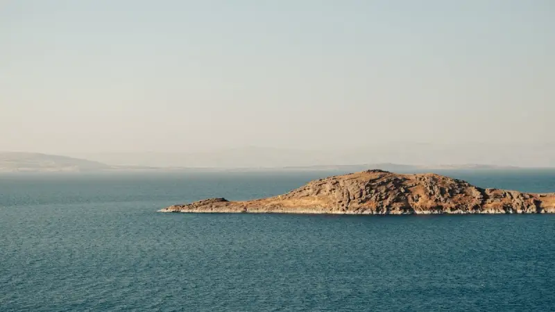 Глупая попытка: США сбросили на побережье Ормуза противобункерные бомбы