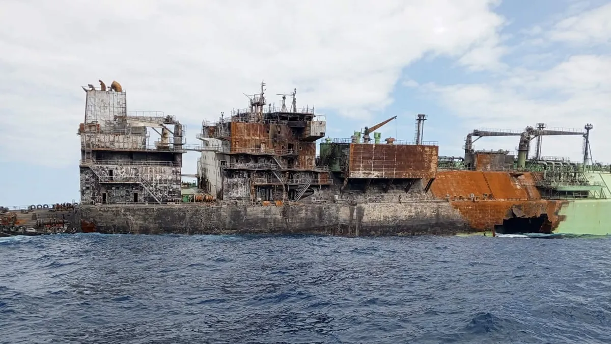 Прекращены работы по спасению взорванного российского СПГ танкера