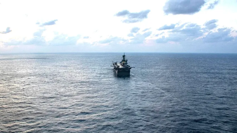 Военный корабль США LHA7 Tripoli отошел от побережья Ирана, попав под удар КСИР