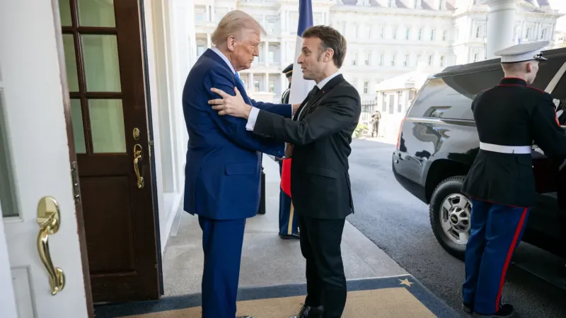 Трамп: Макрон до сих пор отходит от удара в челюсть, который ему нанесла жена