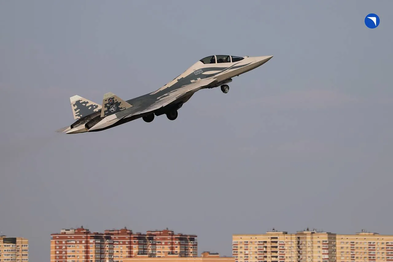 Опубликованы кадры первого полета двухместного истребителя Су-57Д