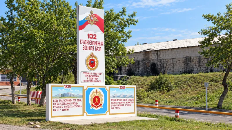 «Уйдем хоть завтра»: кому нужна 102-я база в Гюмри?