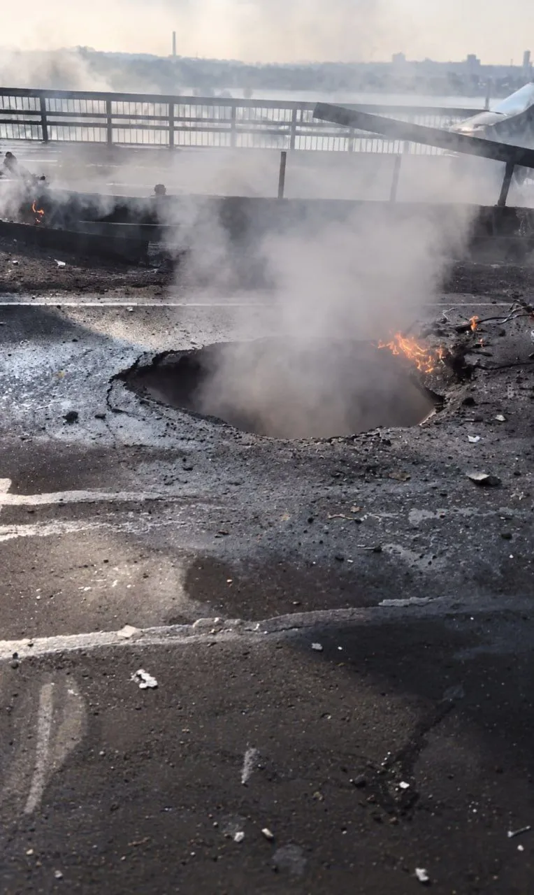 В Киеве сняли на видео прилёт российского дрона по Северному мосту