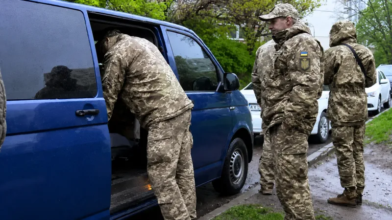 «Все на фронт, кроме Зеленского и министров»: Киев радикально ужесточает мобилизацию